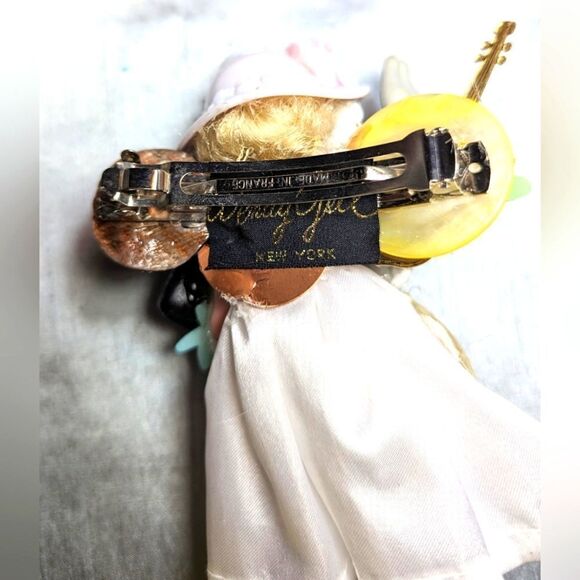 Wendy Gell hilarious Barrette doll in white dress with Duffy Duck Swarovski pear - Picture 3 of 3